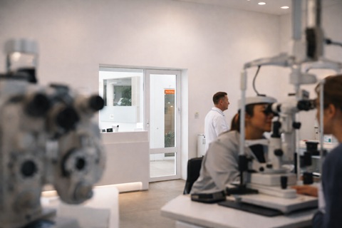 ESSILORLUXOTTICA annonce l'acquisition
de SIGNIFEYE