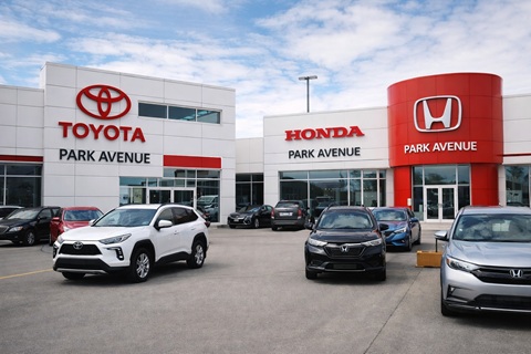 HGRÉGOIRE met la main sur TOYOTA PARK
AVENUE et HONDA PARK AVENUE
