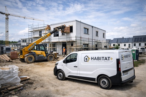 Transmission d'HABITAT+ à l'entreprise
JANY GOFFLOT, opération assistée par FB
TRANSMISSION