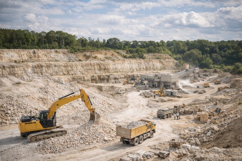 CARRIÈRES DE L'OUEST s'empare de la
SOCIÉTÉ D'EXPLOITATION DE MATÉRIAUX DE
CARRIÈRES