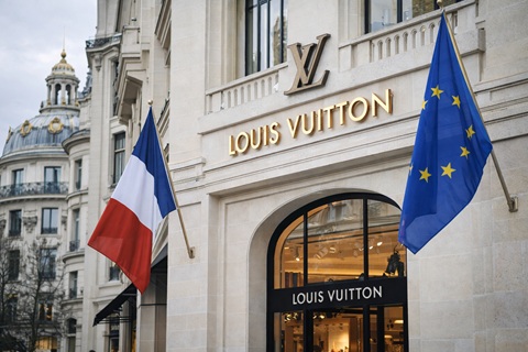 La famille ARNAULT dépasse les 50 % du
capital de LVMH