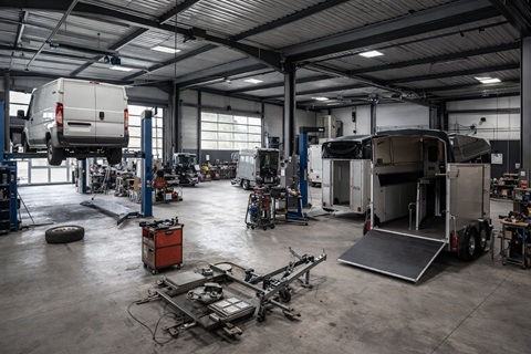 ELEC rachetée par la société M.C.
GUILLAUME, opération organisée par FB
TRANSMISSION